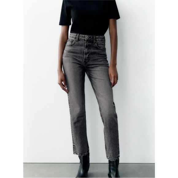 Zara Denim - Zara High Waisted Dark black/gray Washed
Mom fit jeans